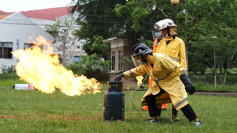 basic and advanced fire fighting training